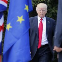 Le president Donald Trump avant une photo avec tous les participants du G7 le 27 mai 2017 à Taormine en Italie