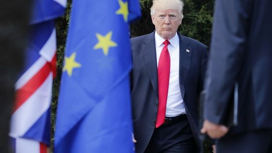 Le president Donald Trump avant une photo avec tous les participants du G7 le 27 mai 2017 à Taormine en Italie ©AFP - JONATHAN ERNST / POOL / AFP