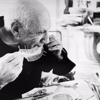 Picasso réalisant Plat avec une arête de poisson - Cannes avril 1957. Musée Picasso, Barcelone