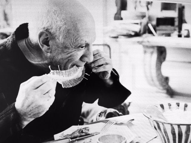Picasso réalisant Plat avec une arête de poisson - Cannes avril 1957. Musée Picasso, Barcelone
