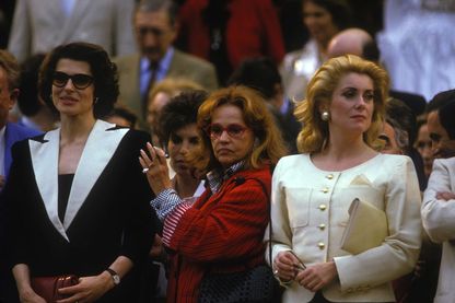 Fanny Ardant, Jeanne Moreau et Catherine Deneuvesur les marches du Palais des Festivals après un hommage au réalisateur François Truffaut le 12 mai 1985 à Cannes Fanny Ardant, Jeanne Moreau et Catherine Deneuvesur les marches du Palais des Festivals après un hommage au réalisateur François Truffaut le 12 mai 1985 à Cannes