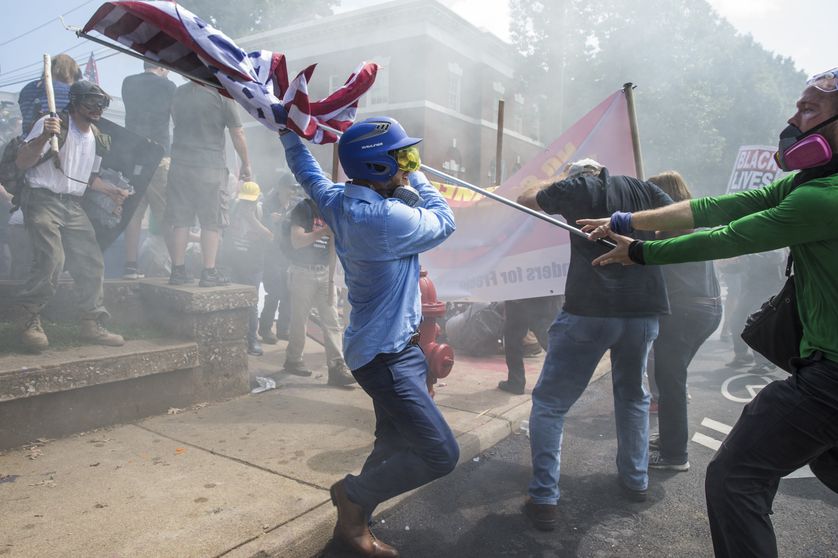 Les suprémacistes blancs et les contre-manifestants s'affrontent à Charlottesville
