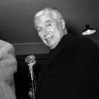 Le comédien et réalisateur britannique Charlie Chaplin arrive à l'aéroport d'Orly le 29 octobre 1952.