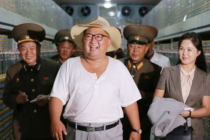 Le leader nord-coréen Kim Jong Un inspectant la fabrique de poisson Kumsanpho avec son épouse Ri Sol Ju (image non datée publiée par l'agence de presse centrale coréenne (KCNA) le 8 août 2018 via le KNS) Le leader nord-coréen Kim Jong Un inspectant la fabrique de poisson Kumsanpho avec son épouse Ri Sol Ju (image non datée publiée par l'agence de presse centrale coréenne (KCNA) le 8 août 2018 via le KNS)