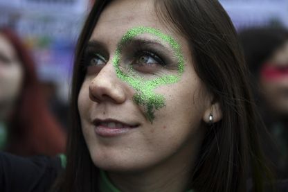Un militant en faveur de la légalisation de l'avortement fait une démonstration devant le Congrès national à Buenos Aires, en Argentine, le 8 août 2018. Un militant en faveur de la légalisation de l'avortement fait une démonstration devant le Congrès national à Buenos Aires, en Argentine, le 8 août 2018.