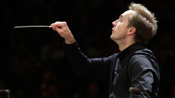 Le chef russe Vasily Petrenko dirigeant le Los Angeles Philharmonic ©Getty - Lawrence K. Ho / Coll. Los Angeles Times