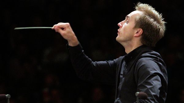 Le chef russe Vasily Petrenko dirigeant le Los Angeles Philharmonic