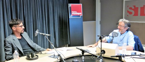 France Musique, studio 131... Francesco Filidei, organiste et compositeur & le producteur Arnaud Merlin (g. à d.)