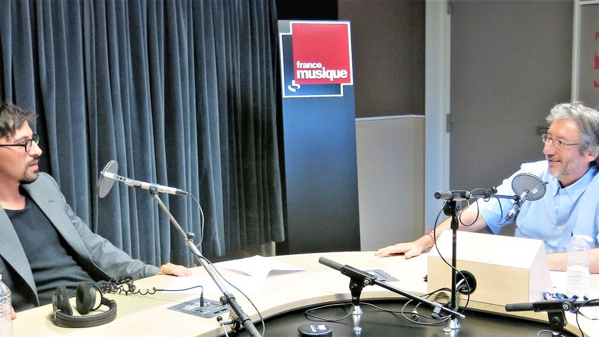 France Musique, studio 131... Francesco Filidei, organiste et compositeur & le producteur Arnaud Merlin (g. à d.)