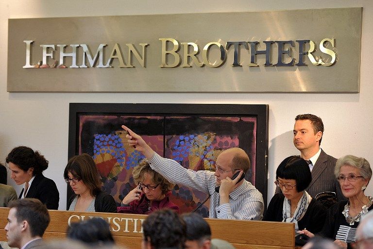 Un employé indique une offre téléphonique pendant la vente "Lehman Brothers: Artwork and Ephemera" aux commissaires-priseurs du Christie's à Londres le 29 septembre 2010.