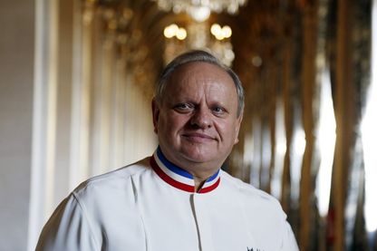 Joël Robuchon le 14 janvier 2016 à l'Hôtel de Ville de Paris lors de la remise du Grand Vermeil, récompensant les meilleurs chefs parisiens Joël Robuchon le 14 janvier 2016 à l'Hôtel de Ville de Paris lors de la remise du Grand Vermeil, récompensant les meilleurs chefs parisiens