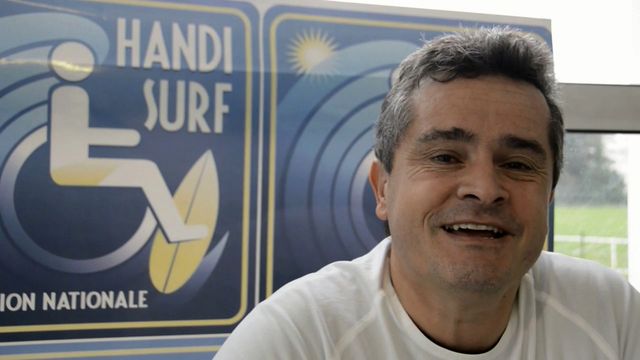 Jean-Marc Saint-Geours est engagé depuis des années auprès d’enfants et adultes en situation de handicap pour leur permettre de pratiquer le surf et les intégrer dans les écoles et clubs de surf.