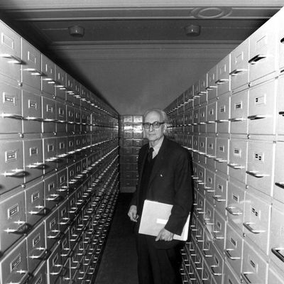 Claude Lévi-Strauss aux archives du laboratoire d'anthropologie sociale du Collège de France