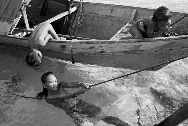 "Enfants Badjao. Mer de Sulu. Nord Bornéo, Malaisie". (Photo décrite à l'antenne par Nicolas Stoufflet)
