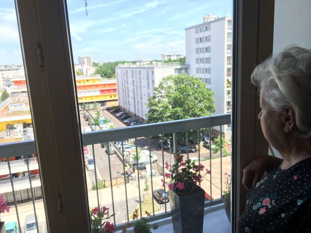 Odette habite au 7e étage d'un immeuble du centre de Tremblay-en-France. Le paysage de sa fenêtre a énormément changé ces dernières années, avec de gros travaux de rénovation.