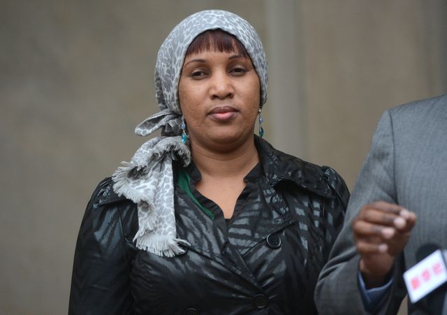 Nafissatou Diallo quitte la Cour suprême du Bronx accompagnée de son avocat Kenneth Thompson, à New York, le 10 décembre 2012.