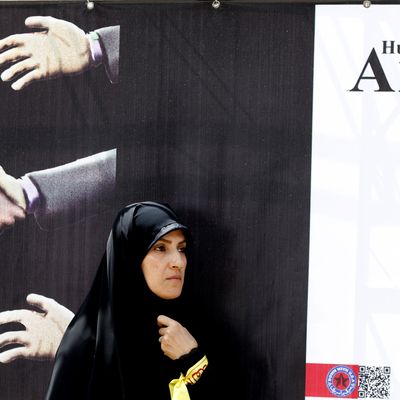 Affiche anti-américaine dans l’ancien quartier de l’ambassade américaine le 16 mai 2018 à Téhéran. L'Iran a déclaré que de nouvelles sanctions américaines ne feraient que rendre les Iraniens "plus déterminés, patients et plus résistants que jamais"