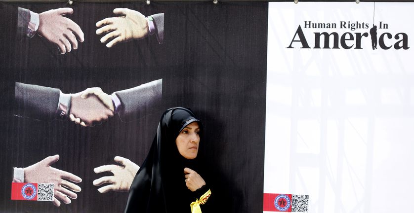 Affiche anti-américaine dans l’ancien quartier de l’ambassade américaine le 16 mai 2018 à Téhéran. L'Iran a déclaré que de nouvelles sanctions américaines ne feraient que rendre les Iraniens "plus déterminés, patients et plus résistants que jamais"