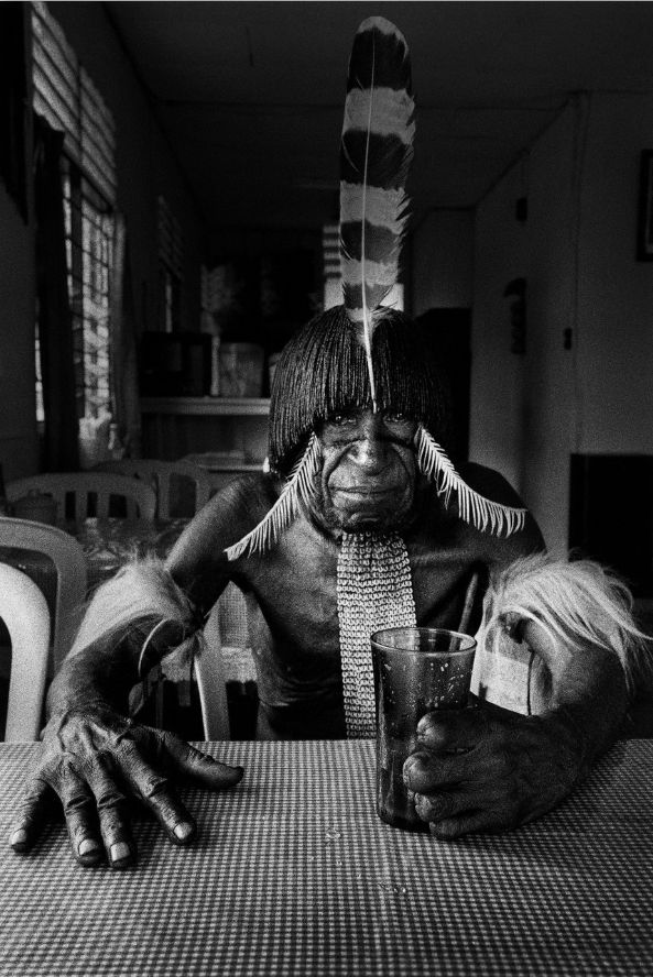 Papou de l'ethnie Dani dans un restaurant tenu par des Indonésiens. Irian Jaya. Indonésie. (Photo décrite à l'antenne par Laurence Garcia)