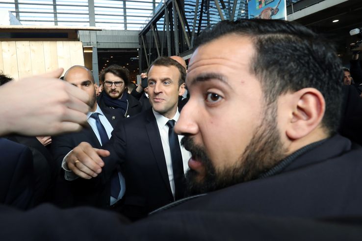 Alexandre Benalla lors de la visite d'Emmanuel Macron au Salon de l'Agriculture, le 24 février 2018. Les deux motions de censure défendues à l'Assemblée ont été sans surprise rejetées.