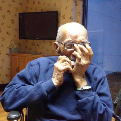 Roma Wilson jouant de l'harmonica à 107 ans, en janvier 2018