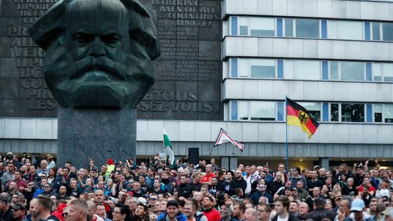 Militants d'extrême-droite allemande manifestant sous le monument à Karl Marx à Chemnitz ©AFP - Odd ANDERSEN