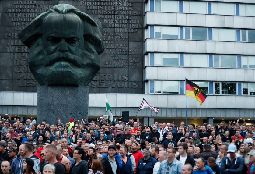 Militants d'extrême-droite allemande manifestant sous le monument à Karl Marx à Chemnitz