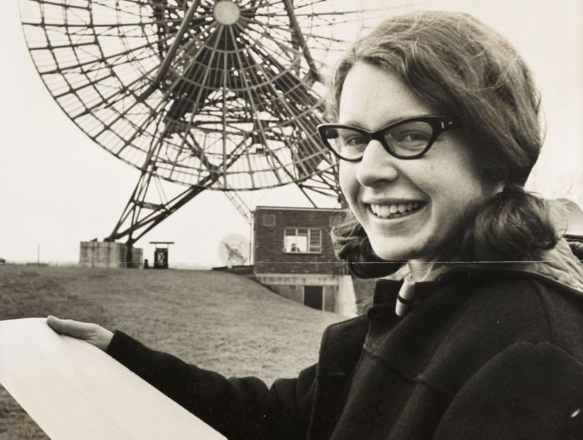A photograph of Jocelyn Bell Burnell au Mullard Radio Astronomy Observatory à Cambridge University, en 1968.