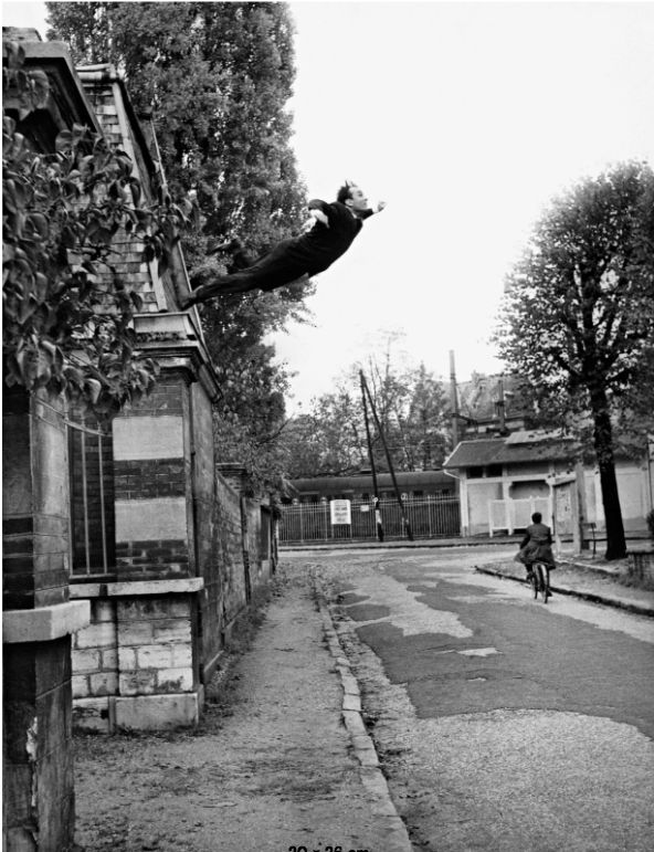 Yves Klein, Saut dans le vide, octobre 1960, tirage argentique noir et blanc 5, rue Gentil-Bernard, Fontenay-aux-Roses