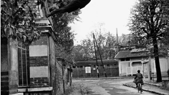 Yves Klein, Saut dans le vide, octobre 1960, tirage argentique noir et blanc 5, rue Gentil-Bernard, Fontenay-aux-Roses
