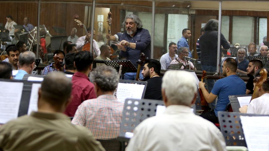 Mohammed Amin Ezzat, chef d'orchestre de la formation irakienne en pleine répétition.