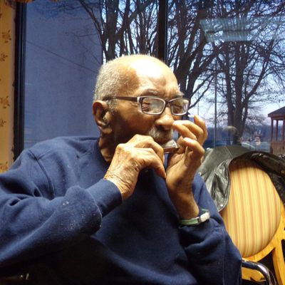 Roma Wilson jouant de l'harmonica à 107 ans, en janvier 2018