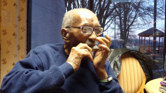 Roma Wilson jouant de l'harmonica à 107 ans, en janvier 2018 ©Radio France - Florian Royer