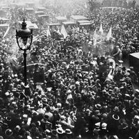 La foule des Parisiens manifeste sa joie sur les Grands Boulevards à Paris, le 11 Novembre 1918, à l'annonce de la signature de l'armistice entre l'Allemagne et les Alliés, mettant fin à la Première Guerre Mondiale.