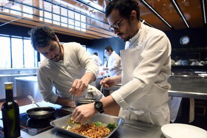 César Troisgros (à droite) et Leo Troigros, tous deux chefs et fils du chef français Michel Troisgros, cuisinent ensemble dans la cuisine du nouveau restaurant familial à Ouches, dans le centre de la France César Troisgros (à droite) et Leo Troigros, tous deux chefs et fils du chef français Michel Troisgros, cuisinent ensemble dans la cuisine du nouveau restaurant familial à Ouches, dans le centre de la France