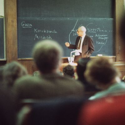 Claude Lévi-Strauss donnant un cours au Collège de France