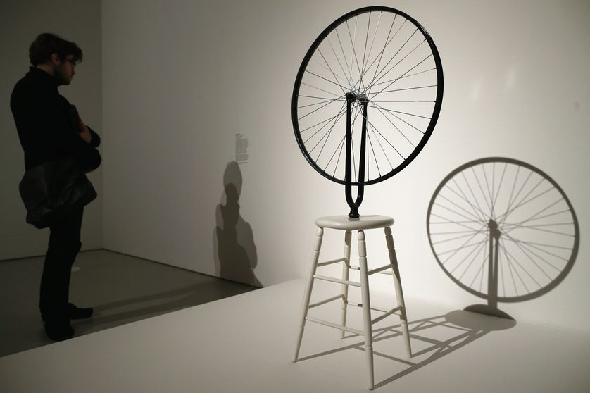 Un visiteur devant le ready-made "Roue de bicyclette" de Marcel Duchamp lors d'une exposition à la Galerie Barbican à Londres en février 2013.