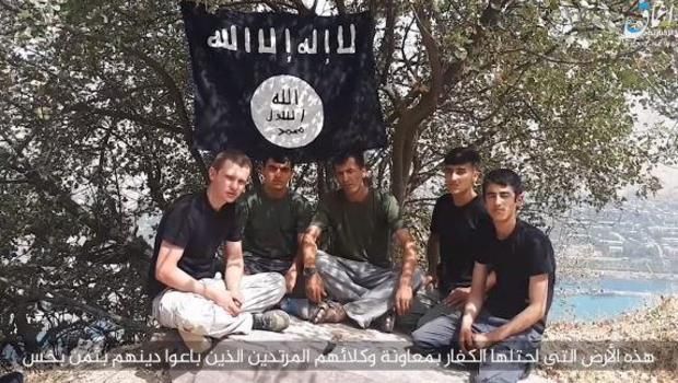 Sur le site de CBS News, cette image montre les militants de l'ISIS accusés d'avoir attaqué un groupe de touristes internationaux qui parcouraient cet été le Tajikistan à vélo
