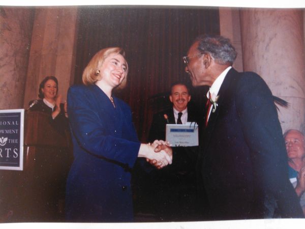 Hillary Clinton remettant remettant son prix à Roma Wilson à la Maison Blanche