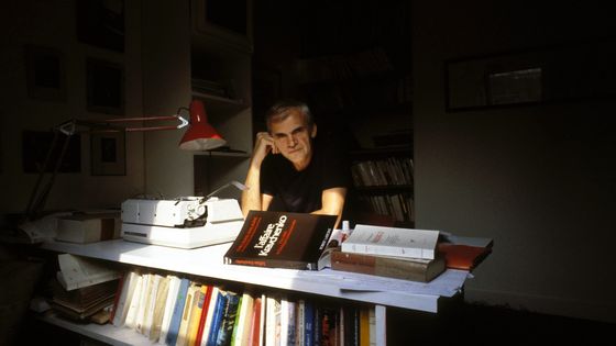 Milan Kundera à Paris le 2 août 1984. ©Getty - François Lochon/Gamma-Rapho