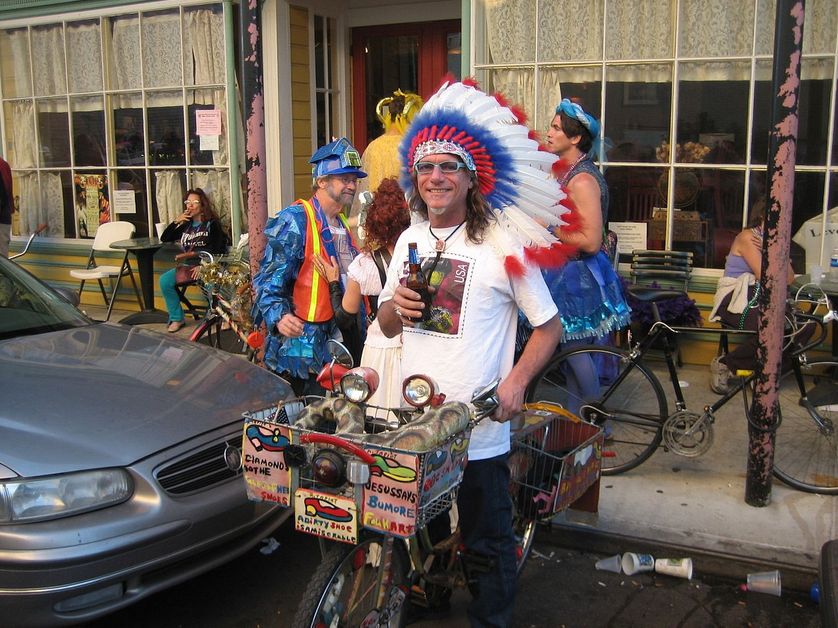Mardi Gras à La Nouvelle-Orléans en 2006. Un homme costumé sur Frenchmen Street.