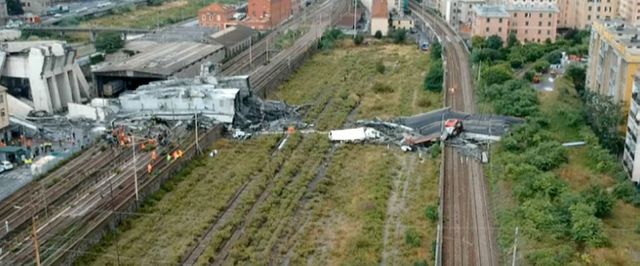 Une partie du terrain où le viaduc s'est effondrée, filmée par un drone