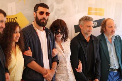 Romain Gavras et l'équipe du film "Le monde est à toi" au festival de Cannes 2018 : Oulaya Amamra, Romain Gavras, Isabelle Adjani, Vincent Cassel et Philippe Katerine Romain Gavras et l'équipe du film "Le monde est à toi" au festival de Cannes 2018 : Oulaya Amamra, Romain Gavras, Isabelle Adjani, Vincent Cassel et Philippe Katerine