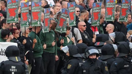 Plusieurs personnes ont été blessées lors de rassemblements sous haute tension de milliers de sympathisants d'extrême droite et d'extrême gauche, hier soir, soir à Chemnitz ©AFP - Jan Woitas / dpa / AFP