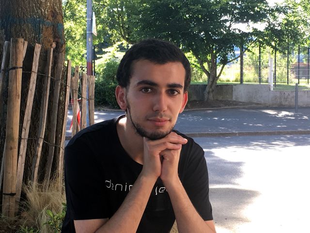 Amine a grandi dans le quartier où il a fait toute sa scolarité. Il est aujourd'hui en fac d'histoire à Lorient, et veut être journaliste.