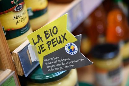 Le 12 mars 2018, à Pont-l'Abbe, une étiquette indiquant «La Bio Je peux» est affichée sur une étagère dans un magasin Biocoop Le 12 mars 2018, à Pont-l'Abbe, une étiquette indiquant «La Bio Je peux» est affichée sur une étagère dans un magasin Biocoop