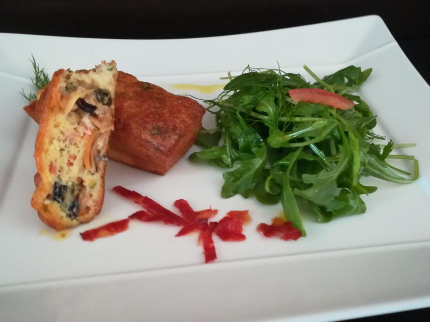 Gâteau de moules aux saveurs du Portugal et salade d’herbes