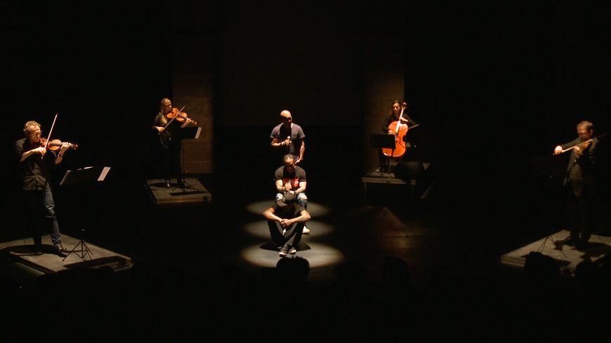 Les Flibustiers du Qlassik sur la scène du théâtre Paris-Villette