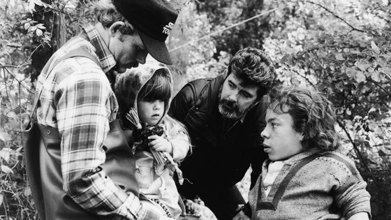Ron Howard, Dawn Downing, George Lucas et Warwick Davis discutent sur le tournage du film Willow de Ron Howard ©Getty - Lucasfilm/MGM/Courtesy