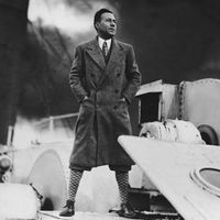 Paul Morand, écrivain-diplomate et élégant globe-trotter, en 1928